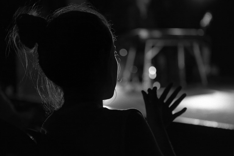 Spectatrice en ombre chinoise applaudissant lors d'un spectacle de flamenco