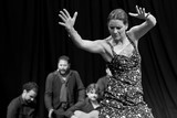 Danseuse de Flamenco sur scène, avec chanteurs et musisciens